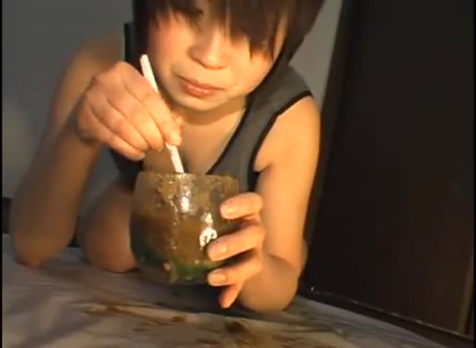 Video :Webcam slut eats shit with piss in a glass